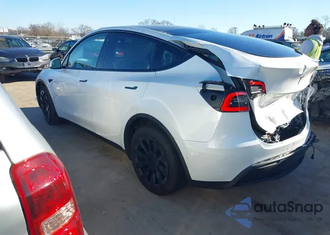 2022 Tesla Model Y Long Range Dual Motor All-Wheel Drive z USA, uszkodzony, nr VIN 7SAYGDEE0NF370077